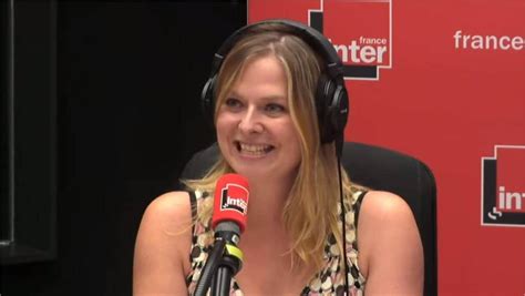 Constance finit sa chronique seins nus sur France Inter